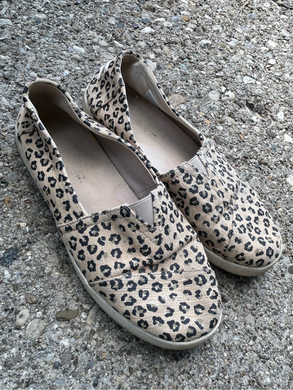 Toms Avalon animal print slip on loafers sneakers women's size 9